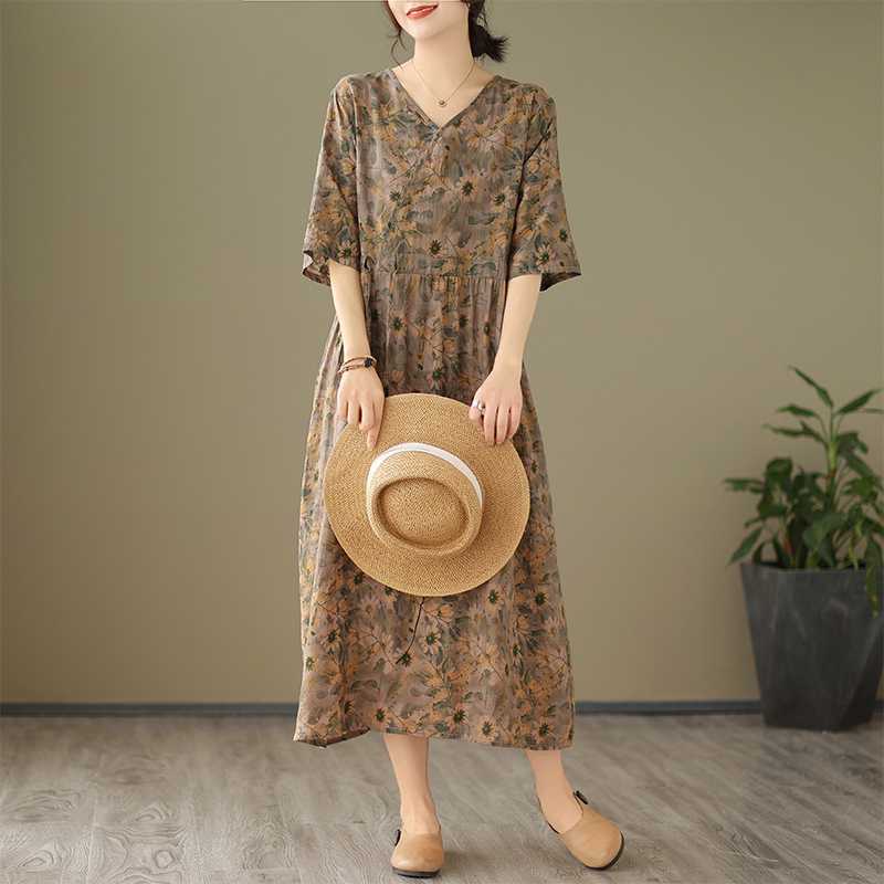 Sommerkleid mit V-Ausschnitt und halblangen Ärmeln und ethnischem Print