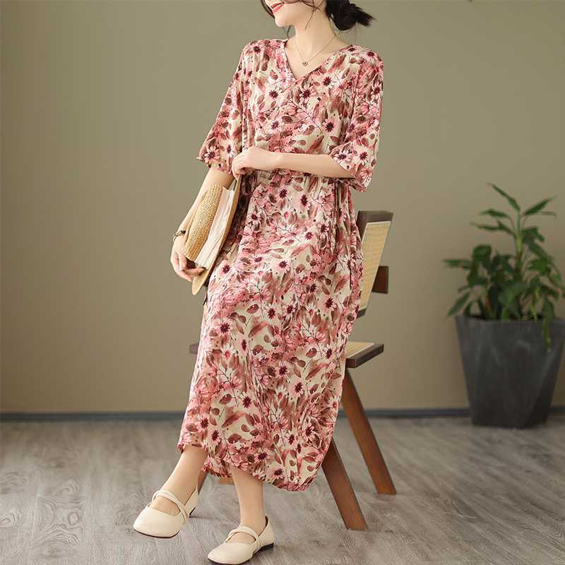 Sommerkleid mit V-Ausschnitt und halblangen Ärmeln und ethnischem Print