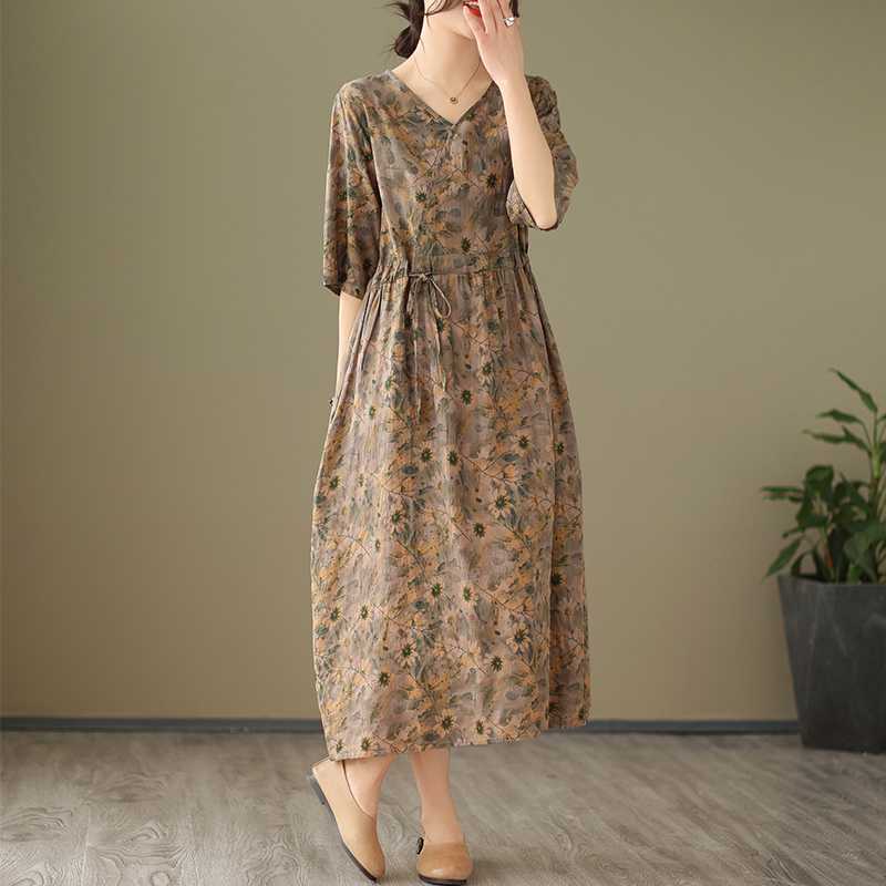 Sommerkleid mit V-Ausschnitt und halblangen Ärmeln und ethnischem Print