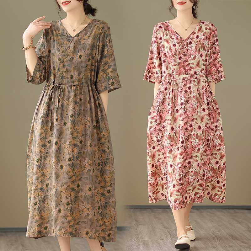 Sommerkleid mit V-Ausschnitt und halblangen Ärmeln und ethnischem Print